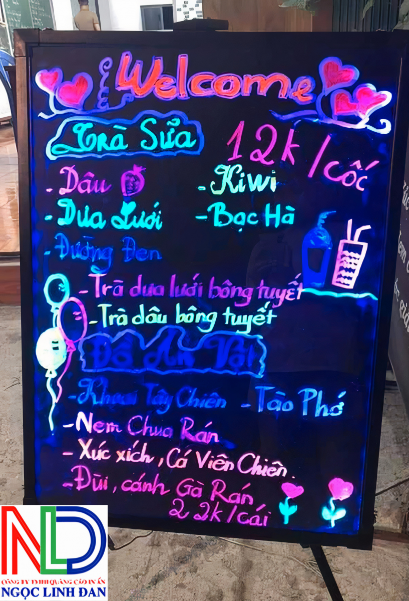 Sáng Bừng Không Gian Giáng Sinh Với Bảng Led Huỳnh Quang
