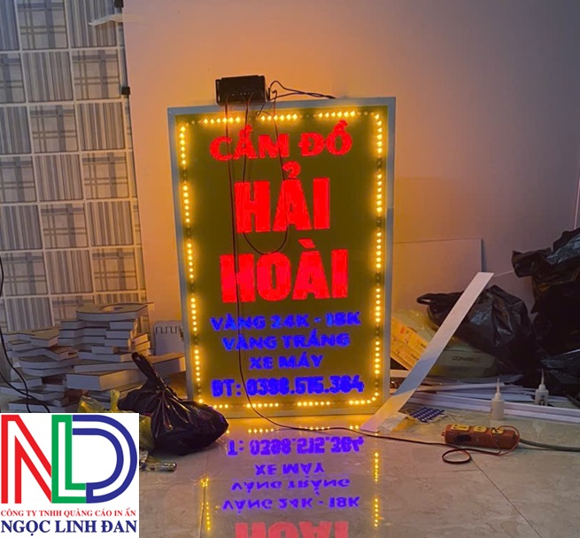 Chi Phí Làm Hộp Đèn Mica So Với Hộp Đèn LED