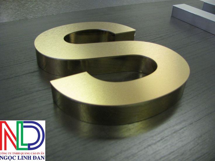 Chữ Nổi Inox Đế Keo Có Thực Sự Bền Bỉ Như Quảng Cáo?